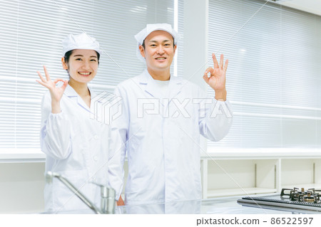 Men and women of cooks working in food (factory) 86522597