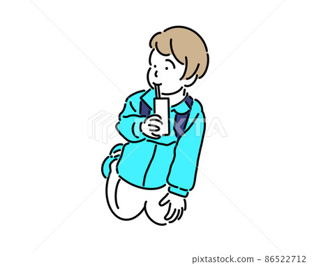 小男孩用吸管喝果汁 86522712