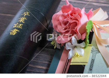 畢業典禮文憑、胸花等的形象。 畢業典禮文憑、胸花等的形象。 86522844