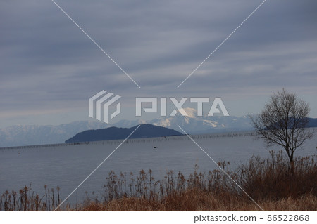 從岸邊的海灘可以看到湖北的山景,如冬云密布的伊吹山,藍天白雪,琵琶湖和隱岐島。 從岸邊的海灘可以看到湖北的山景,如冬云密布的伊吹山,藍天白雪,琵琶湖和隱岐島。 86522868