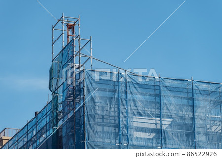 Lifting machine and temporary scaffolding at a construction site Lifting machine and temporary scaffolding at a construction site 86522926