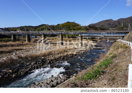 "Kamogawa Bridge", a railway bridge over the Kamogawa River on the Imbi Line in Tsuyama City, Okayama Prefecture 86523180