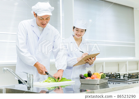 在食品廠工作的男女廚師(分析/檢查) 在食品廠工作的男女廚師(分析/檢查) 86523290