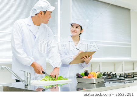 Male and female cooks working in food factories (analysis / inspection) 86523291