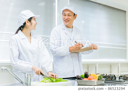 Male and female cooks working in food factories (analysis / inspection) 86523294