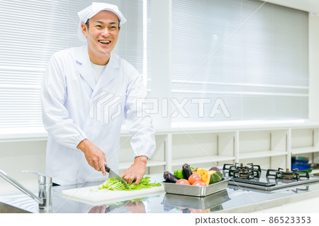 在食品廠、學校午餐中心或超市工作的男廚師 在食品廠、學校午餐中心或超市工作的男廚師 86523353