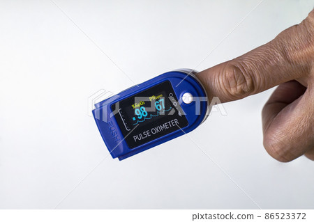 Measuring with your fingertip sandwiched between pulse oximeters Measuring with your fingertip sandwiched between pulse oximeters 86523372