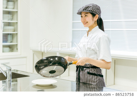烹調與煎鍋的婦女 86523758
