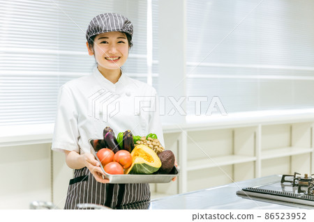 用蔬菜做飯(微笑) 用蔬菜做飯(微笑) 86523952