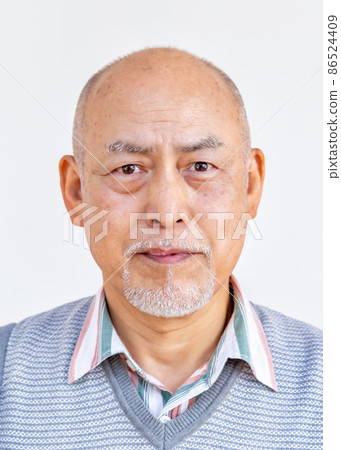 Portrait of an elderly man 86524409