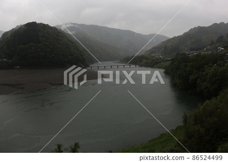 雨中的四萬十川沉降橋 86524499