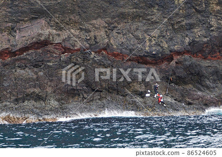 兵庫濱坂田島大日浦赤鐵礦(熔岩)帶和垂釣者(初夏) 兵庫濱坂田島大日浦赤鐵礦(熔岩)帶和垂釣者(初夏) 86524605