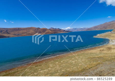 Aerial view of yamdrok lake in tibet china Aerial view of yamdrok lake in tibet china 86525289