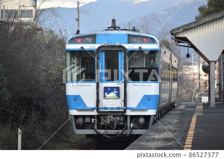 Limited express Tsurugisan arriving at the station Limited express Tsurugisan arriving at the station 86527377