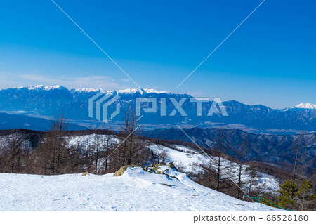 冬季從入笠山頂看到的中央阿爾卑斯山和禦嶽山[長野縣] 86528180
