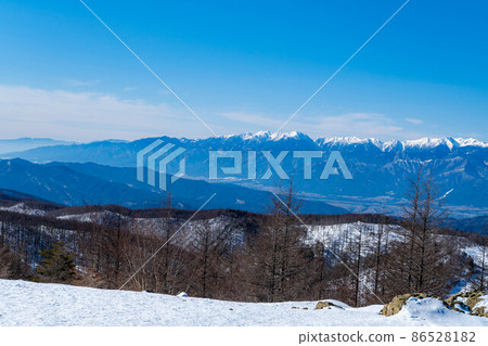 冬季從入笠山頂看到的中央阿爾卑斯山和禦嶽山[長野縣] 86528182