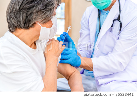 接種冠狀病毒疫苗的老年女性 接種冠狀病毒疫苗的老年女性 86528441