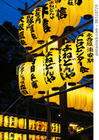 Scenery of lanterns at night at the Urayasu Sansha Festival 86528728