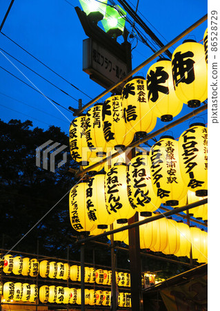Scenery of lanterns at night at the Urayasu Sansha Festival 86528729