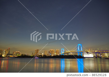 [東京] 4月·東京灣區的城市風光和彩虹橋 86529128