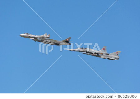 連續瑞士空軍噴氣機的編隊飛行 86529300