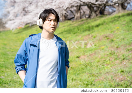 一個人在散步時聽音樂 86530173