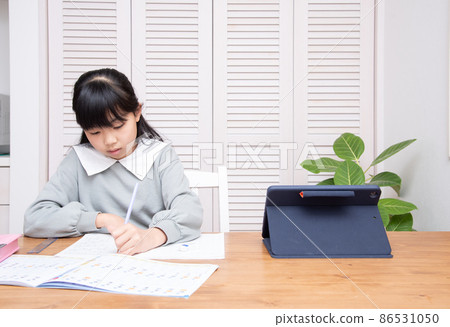 Girl studying with tablet 86531050