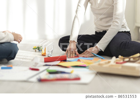 4歲男孩和媽媽玩摺紙 86531553