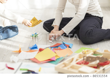 4歲男孩和媽媽玩摺紙 86531554