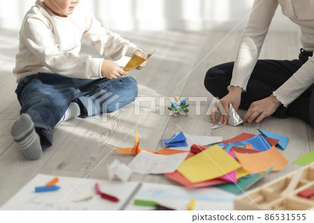 4歲男孩和媽媽玩摺紙 86531555