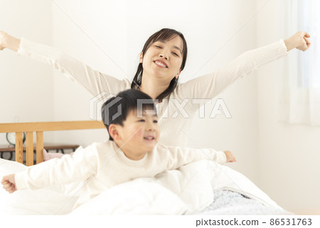 床的父親和母親醒來 86531763