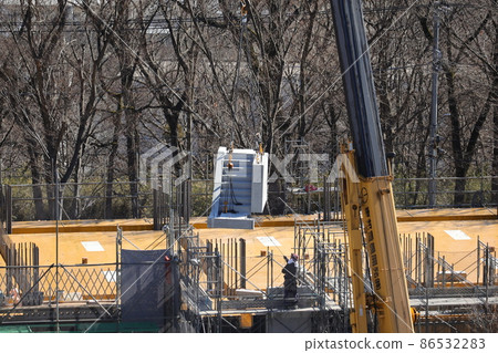 在玉平之森大廈的建築工地組裝樓梯單元 86532283