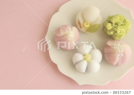Spring image: Frame of 5 kinds of Japanese sweets with flowers 86533267