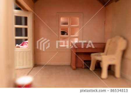 一個孩子透過窗戶看玩具屋 86534813