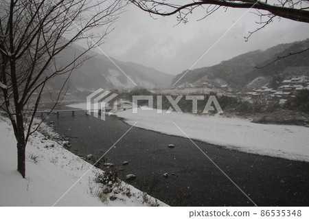 白雪皚皚的四萬十川 86535348