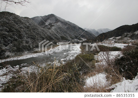 白雪皚皚的四萬十川 白雪皚皚的四萬十川 86535355