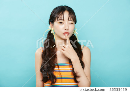 藍色背景上年輕女子的新鮮肖像 86535459