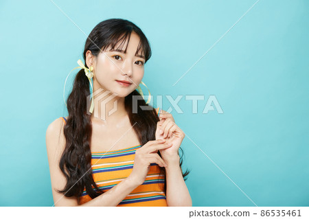 藍色背景上年輕女子的新鮮肖像 藍色背景上年輕女子的新鮮肖像 86535461