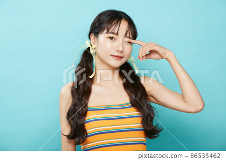 藍色背景上年輕女子的新鮮肖像 藍色背景上年輕女子的新鮮肖像 86535462