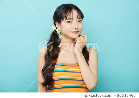 藍色背景上年輕女子的新鮮肖像 藍色背景上年輕女子的新鮮肖像 86535463