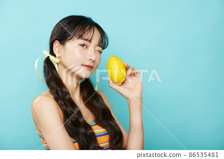 藍色背景上年輕女子的新鮮肖像 藍色背景上年輕女子的新鮮肖像 86535481