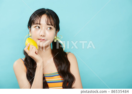 藍色背景上年輕女子的新鮮肖像 藍色背景上年輕女子的新鮮肖像 86535484