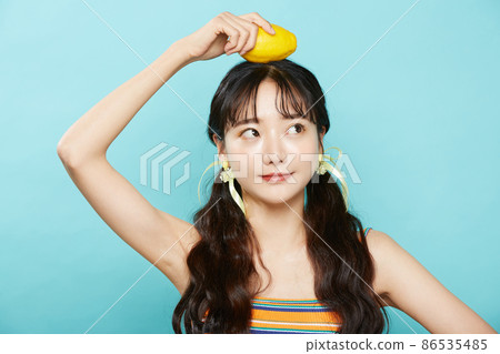 藍色背景上年輕女子的新鮮肖像 藍色背景上年輕女子的新鮮肖像 86535485
