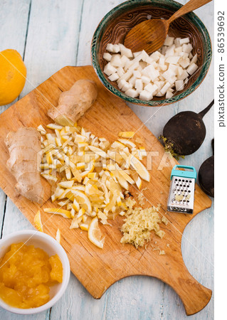 Mix of black radish, honey, ginger and lemon 86539692