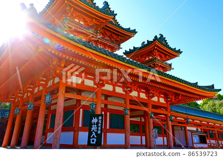 [Kyoto] Heian Jingu Shrine in early summer: Backlit and White Tiger Tower (Shinen entrance) 86539723