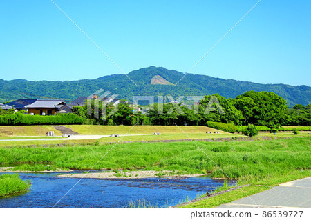 [Kyoto] Kamogawa in early summer, blue sky and Mt. 86539727