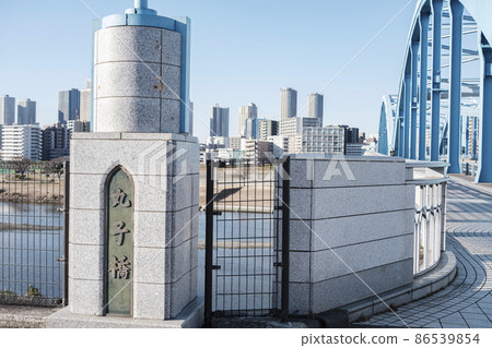 穿過建築物和住宅區丸子橋看到的武藏小杉摩天大樓 穿過建築物和住宅區丸子橋看到的武藏小杉摩天大樓 86539854
