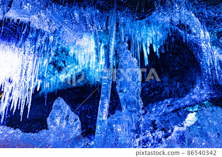 鳴澤冰洞的冰柱 86540342