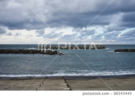 Toyama Bay in winter, the coastline of Shimoiino district, Nyuzen Town, Toyama Prefecture 86543445