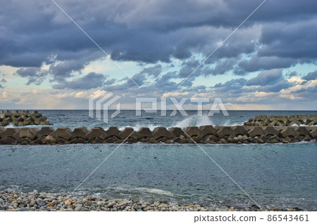 Toyama Bay in winter, the coastline of Shimoiino district, Nyuzen Town, Toyama Prefecture Toyama Bay in winter, the coastline of Shimoiino district, Nyuzen Town, Toyama Prefecture 86543461